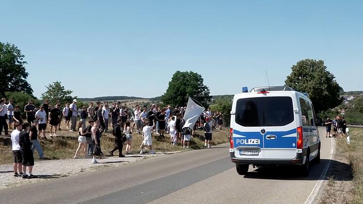 1000 Menschen st&uuml;rmen Emskirchen - Polizeieinsatz bei "Schanzenfest"