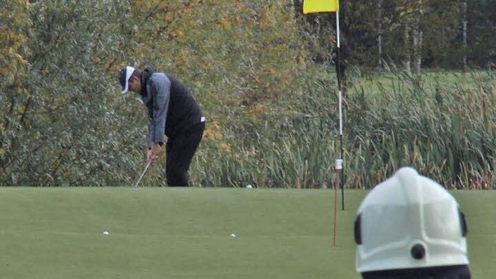 Was haben ein Golfspieler und ein Feuerwehrmann gemeinsam? Sie müssen viel üben, um das bestmögliche Ergebnis zu erzielen.  Fotos: Michael Busch