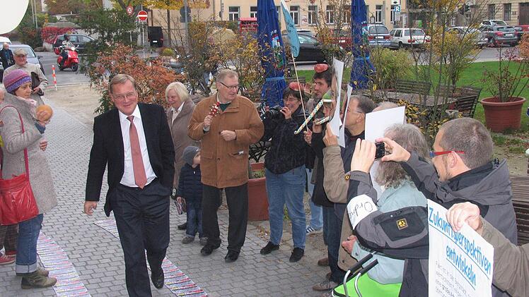 Lautstarker Empfang: OB Andreas Starke vor dem Eingang zum Harmoniegebäude.