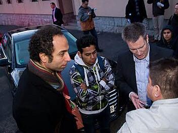 Mit den Flüchtlingen vor ihrem Dienstwagen wollte Ministerin Christine Haderthauer am Donnerstag in Würzburg nicht reden.Tobias Köpplinger