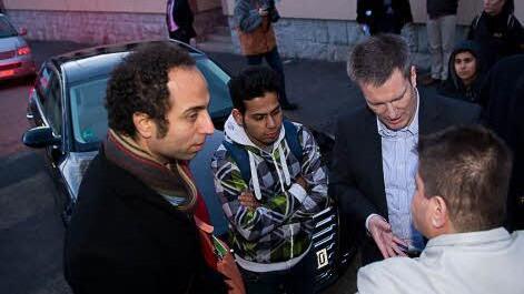 Mit den Flüchtlingen vor ihrem Dienstwagen wollte Ministerin Christine Haderthauer am Donnerstag in Würzburg nicht reden.Tobias Köpplinger