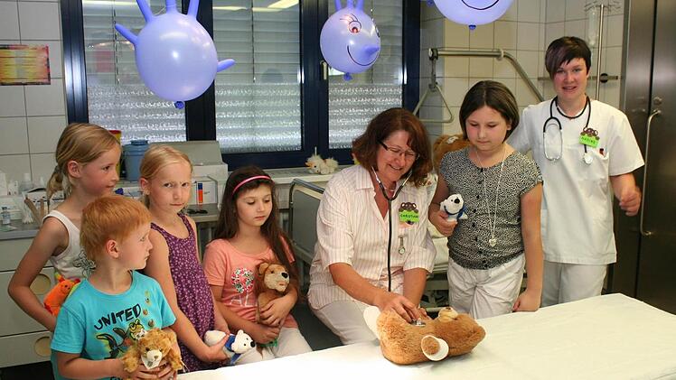 Schwester Christiana (Mitte) hört einen kranken Teddy ab. Foto: Evi Seeger