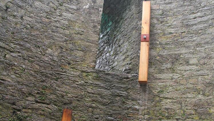 Die 18 mal 18 Zentimeter dicken Balken sind mit gigantischen Schrauben an der Innenseite der Ruine fixiert.