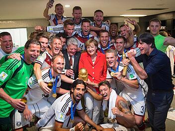 Angela Merkel und Joachim Gauck nach dem Sieg in der Spielerkabine. Foto: dpa
