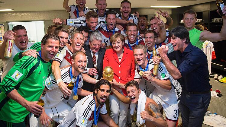 Angela Merkel und Joachim Gauck nach dem Sieg in der Spielerkabine. Foto: dpa