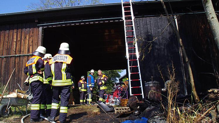 Der linke Teil der Scheune blieb verschont, der rechte ist nach dem Feuer kohlschwarz. Foto: Marco Meißner