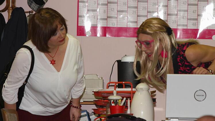 Die Ehefrau des 1. Bürgermeisters Monika Goldmann (Marion Höllisch) mit Vorzimmerdame Silke Bond (Martina Freisinger) - rechts.  Foto: Günther Geiling
