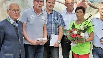 Vorsitzender Rudolf Handwerker (links) und Kreisgesch&auml;ftsf&uuml;hrer Dieter Greger (rechts) dankten den Geehrten (weiter von links) Wolfgang Streng, Markus Roth, Helmut Rehm, Ernestine Wagner, J&uuml;rgen Sieber.