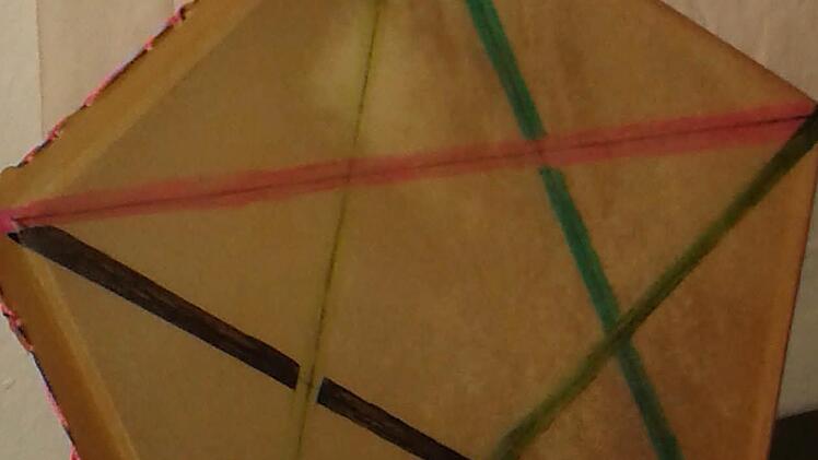 Schamane Horst Aulinger baut in seiner Werkstatt seine eigenen Trommeln (im Bild eine Vorderansicht) und gibt auch Bau- und Trommelkurse. Foto: privat