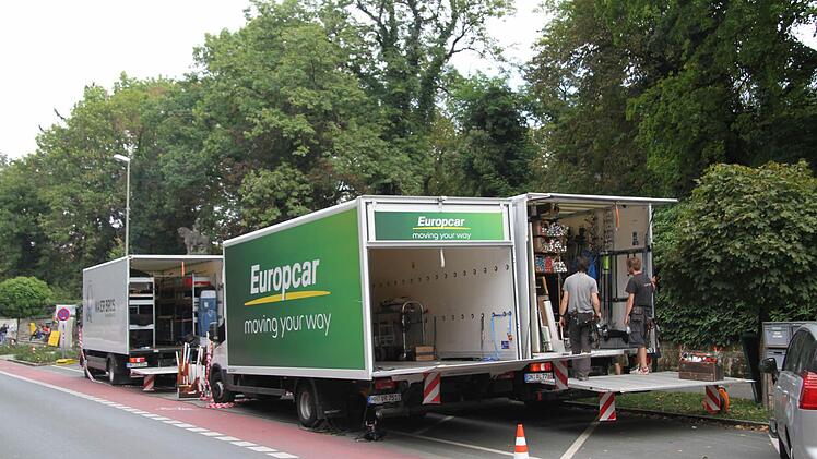 Was für ein Aufwand: Alle Parkplätze beim Kriegerdenkmal waren mit Lastwagen der Produktionsfirma zugeparkt. Foto: Sonny Adam