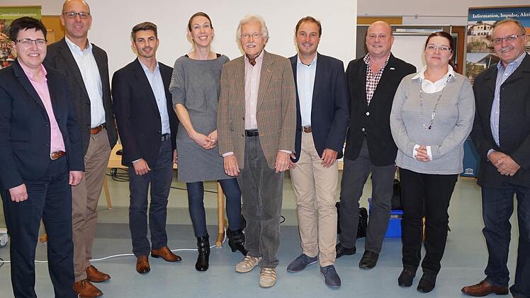 Damit möglichst viele auch im Alter ein selbstbestimmtes Leben führen können, hatte die Kreuzbergallianz zusammen mit dem Landkreis Bad Kissingen zu einem Informationsabend ins Haus der Schwarzen Berge eingeladen. Foto: Sebastian Vogt