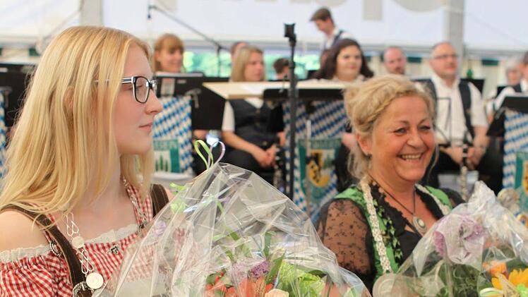 Die Wallenfelser Schützen werden von zwei Frauen regiert, Jungschützenkönigin Gina Wunderlich und Schützenkönigin Dagmar Stumpf. Foto: Michael Wunder