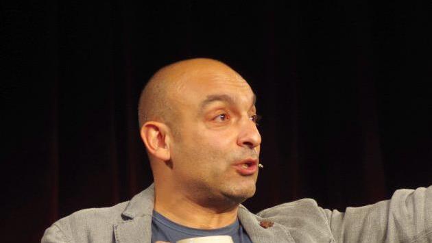 Django Asül mit Bierkrug. Foto: Klaus Werner