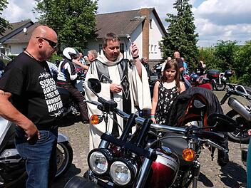 Wohin sollte am Sonntag die Reise für die Biker gehen? Natürlich zum Freiluft-Gottesdienst. Foto: Gerd Schaar