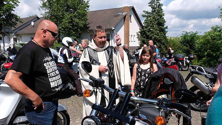 Wohin sollte am Sonntag die Reise für die Biker gehen? Natürlich zum Freiluft-Gottesdienst. Foto: Gerd Schaar