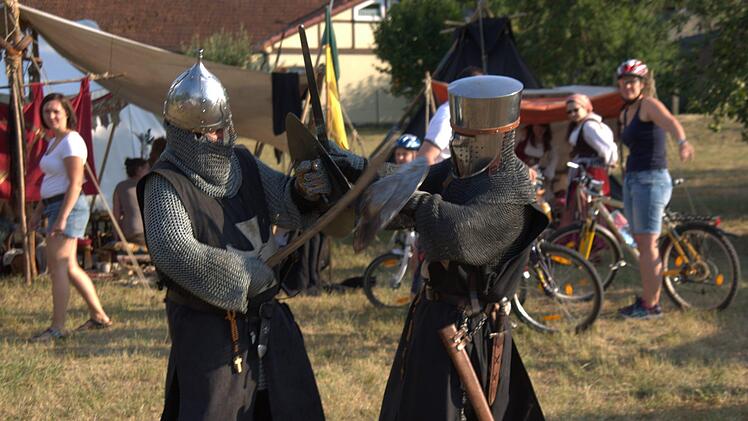 Die "Ritter zum Heiligen Kreuz zu Coburg" boten im Lager Schaukämpfe. Foto: Bettina Knauth