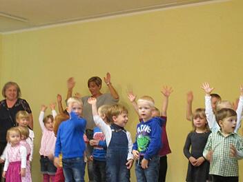 Die Kinder vom Kindergarten Herz-Jesu tanzten nach dem Motto "Ich, Du, Wir - gemeinsam feiern wir" und begeisterten mit ihrem Auftritt die Kirchweihgäste. K.- H. Hofmann