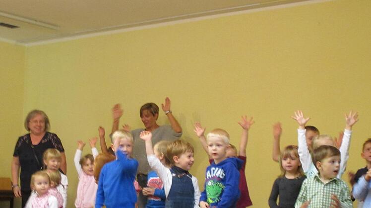 Die Kinder vom Kindergarten Herz-Jesu tanzten nach dem Motto "Ich, Du, Wir - gemeinsam feiern wir" und begeisterten mit ihrem Auftritt die Kirchweihgäste. K.- H. Hofmann