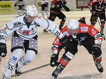Mit einem Überraschungs-Sieg über den HC Landsberg (unser Bild) starteten die Kissinger Wölfe in die Bayernliga-Saison. Auch im ersten Spiel der Aufstiegsrunde treffen Jona Schneider (rechts) und Co. auf die Riverkings.Hopf