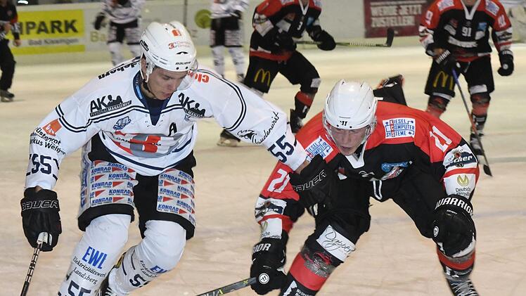 Mit einem Überraschungs-Sieg über den HC Landsberg (unser Bild) starteten die Kissinger Wölfe in die Bayernliga-Saison. Auch im ersten Spiel der Aufstiegsrunde treffen Jona Schneider (rechts) und Co. auf die Riverkings.Hopf