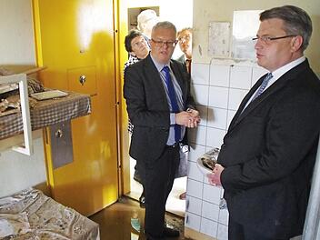 Der damalige Staatsminister der Justiz, Winfried Bausback (r.), besuchte die JVA Kronach kurz nach dem Brand. Der Leiter der Anstalt, Ullrich Mann, informierte ihn über die Schäden. Fotos: Archiv/Marco Meißner