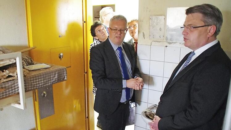 Der damalige Staatsminister der Justiz, Winfried Bausback (r.), besuchte die JVA Kronach kurz nach dem Brand. Der Leiter der Anstalt, Ullrich Mann, informierte ihn über die Schäden. Fotos: Archiv/Marco Meißner