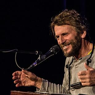 Hans Söllner: Auf der Seebühne in Bad Staffelstein am 30.06.2019. Foto: Jochen Berger