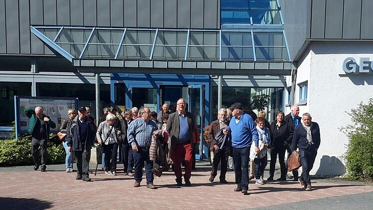 An der Georgi-Kurhalle fiel der Startschuss für einen informativen Stadtrundgang. Als kompetenter "Reiseführer" fungierte Anton Kiefer, der den Besuchern viel über seinen Heimatort erzählen konnte. Foto: Rolf Pralle