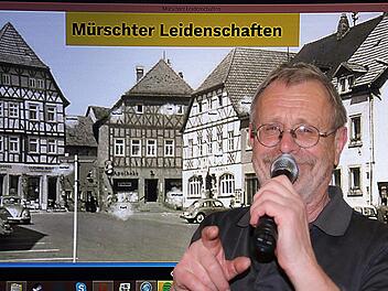 Roland Brandt hat "Mürschter Leidenschaften" und die Menschen, die  dahinterstecken, gefilmt und fotografiert. Im Erzählcafé von Sankt  Elisabeth begeisterte er mit seinem Videoprojekt die Senioren. Im  Hintergrund der Mürschter Marktplatz zu einer Zeit, als dort noch VW-Käfer  das Bild bestimmten. Foto: Dieter Britz