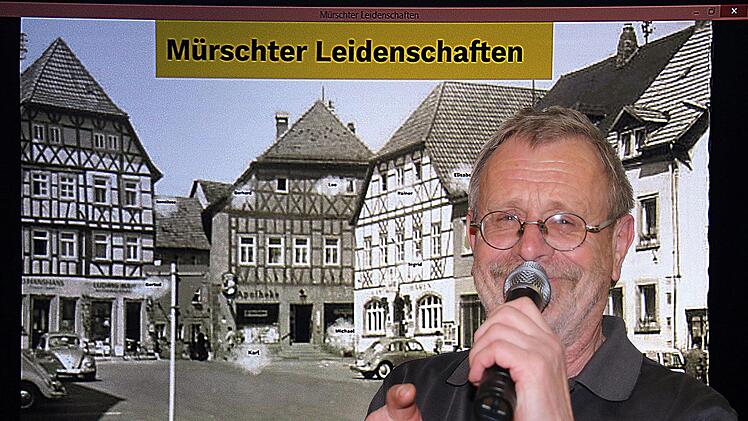 Roland Brandt hat "Mürschter Leidenschaften" und die Menschen, die  dahinterstecken, gefilmt und fotografiert. Im Erzählcafé von Sankt  Elisabeth begeisterte er mit seinem Videoprojekt die Senioren. Im  Hintergrund der Mürschter Marktplatz zu einer Zeit, als dort noch VW-Käfer  das Bild bestimmten. Foto: Dieter Britz