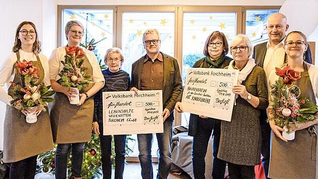 Bei der Scheck&uuml;bergabe (von links): Simone Bogner und Anna Schuster vom Dorfcaf&eacute;, Maria Ziegmann und Wolfgang Badura von der Lebenshilfe Forchheim, Birgitt Stang-Farnung und Elisabeth Handschuh vom Hospizverein Forchheim, B&uuml;rgermeister Claus Schwarzmann und Franziska D&uuml;rbeck vom Dorfcaf&eacute;  Foto: Max Buckl