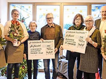 Bei der Scheckübergabe (von links): Simone Bogner und Anna Schuster vom Dorfcafé, Maria Ziegmann und Wolfgang Badura von der Lebenshilfe Forchheim, Birgitt Stang-Farnung und Elisabeth Handschuh vom Hospizverein Forchheim, Bürgermeister Claus Schwarzmann und Franziska Dürbeck vom Dorfcafé  Foto: Max Buckl