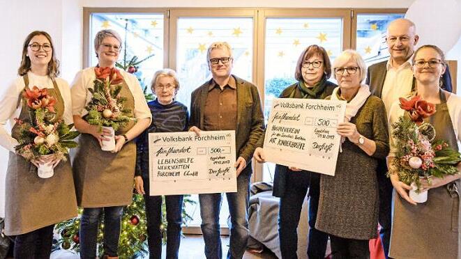 Bei der Scheckübergabe (von links): Simone Bogner und Anna Schuster vom Dorfcafé, Maria Ziegmann und Wolfgang Badura von der Lebenshilfe Forchheim, Birgitt Stang-Farnung und Elisabeth Handschuh vom Hospizverein Forchheim, Bürgermeister Claus Schwarzmann und Franziska Dürbeck vom Dorfcafé  Foto: Max Buckl
