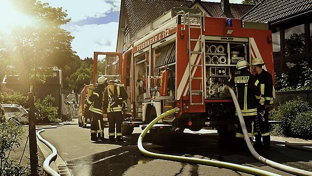 Durch das im Anbau ausgebrochene Feuer wurden  mehrere Ster Holz und ein Anhänger beschädigt. Die Brandursache ist gegenwärtig noch unklar. Symbolfoto: Sauerlandpics/Adobe Stock