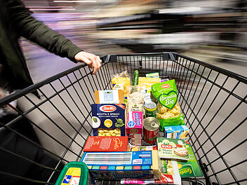 Aldi, Lidl, Rewe und Co. rationieren Lebensmittel: Supermärkte und Discounter machen Ernst
