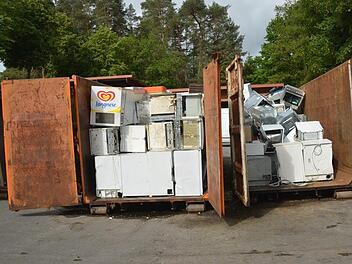 Die Abfallwirtschaft im Landkreis Kronach hat gerade in Corona-Zeiten besondere Herausforderungen zu meistern. In den Wertstoffhöfen nahmen auch die Annahmen von Elektroteilen drastisch zu. Wer Sperrmüll hat, muss bei sofortiger Anmeldung bis Mitte August warten.  K.- H. Hofmann