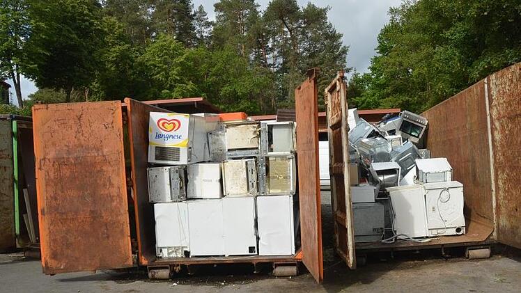 Die Abfallwirtschaft im Landkreis Kronach hat gerade in Corona-Zeiten besondere Herausforderungen zu meistern. In den Wertstoffhöfen nahmen auch die Annahmen von Elektroteilen drastisch zu. Wer Sperrmüll hat, muss bei sofortiger Anmeldung bis Mitte August warten.  K.- H. Hofmann
