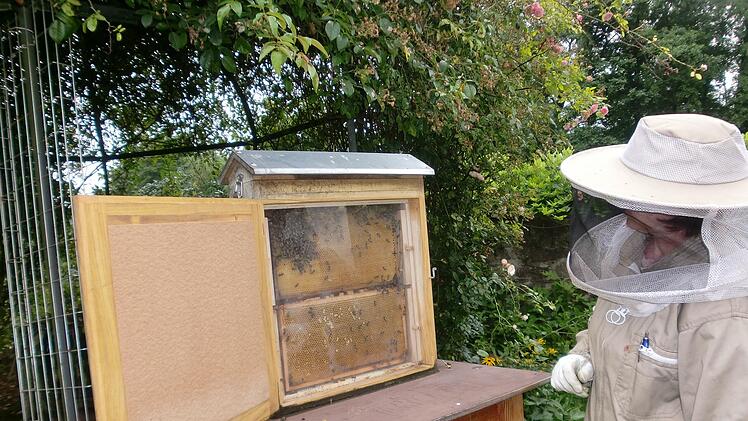 Imkerin Agnieszka Brand zeigte den Kindern ihre Arbeit mit den Bienen.