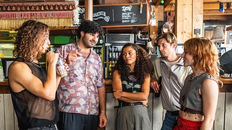 Joshi (Oskar Redfern), Hassan (Samir Salim), Linda (Aysha Joy Samuel), Marvin (Damian Hardung) und Lotte (Carmen Redeker, von links) lernen sich nach einem Konzert besser kennen. Durch welche Höhen und Tiefen sie noch gehen werden, weiß noch niemand.