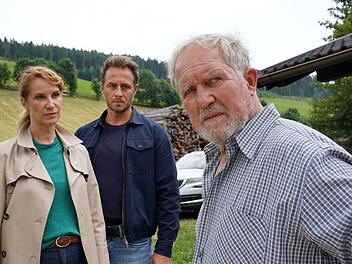 Nach dem Mord an seiner Tochter ist sich Karl Brandl (Harald Krassnitzer, rechts) sicher, den Schuldigen bereits ausgemacht zu haben. Sonja Schwarz (Chiara Schoras) und Jonas Kerschbaumer (Gabriel Raab) sind anderer Meinung.