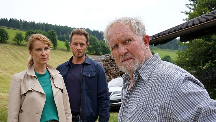 Nach dem Mord an seiner Tochter ist sich Karl Brandl (Harald Krassnitzer, rechts) sicher, den Schuldigen bereits ausgemacht zu haben. Sonja Schwarz (Chiara Schoras) und Jonas Kerschbaumer (Gabriel Raab) sind anderer Meinung.