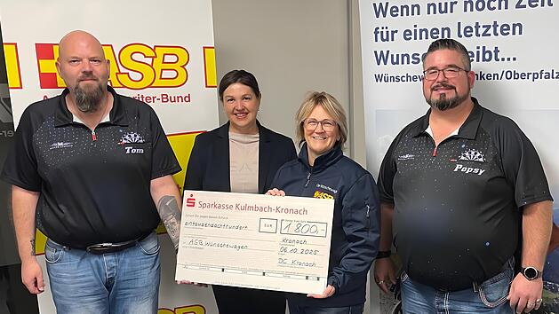 Der Vorsitzende des Dart-Clubs Kronach, Christopher Bayer, B&uuml;rgermeisterin Angela Hofmann, Silke Tannh&auml;user vom ASB-W&uuml;nschewagen und Kassierer Thomas B&uuml;ttner (v.l.).