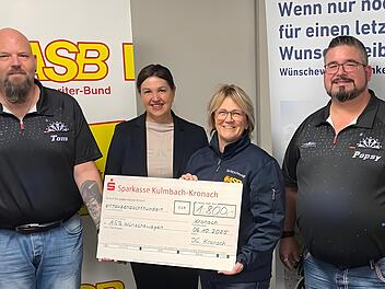Der Vorsitzende des Dart-Clubs Kronach, Christopher Bayer, Bürgermeisterin Angela Hofmann, Silke Tannhäuser vom ASB-Wünschewagen und Kassierer Thomas Büttner (v.l.).