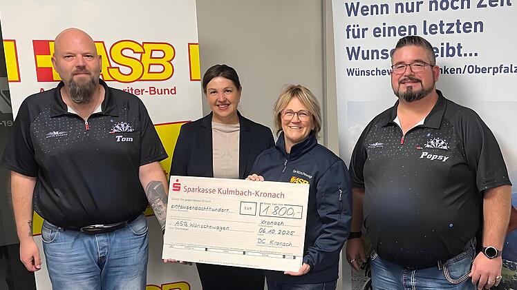 Der Vorsitzende des Dart-Clubs Kronach, Christopher Bayer, Bürgermeisterin Angela Hofmann, Silke Tannhäuser vom ASB-Wünschewagen und Kassierer Thomas Büttner (v.l.).