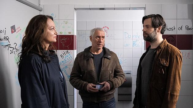 Nachforschungen an der Schule: Jana Winter (Natalia W&ouml;rner) und Matthias Hamm (Ralph Herforth, Mitte) wollen von Dominiks Lehrer Gustav Mikkelsen (Richard Ulfs&auml;ter) mehr &uuml;ber Dominik erfahren.