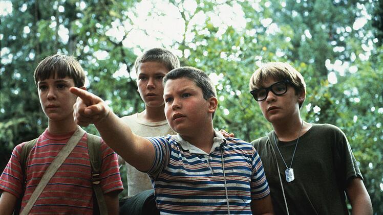 Die vier Freunde (von links) Gordie (Wil Wheaton), Chris (River Phoenix), Vern (Jerry O'Connell) und Teddy (Corey Feldman) treffen sich, um gemeinsam nach der Leiche eines vermissten Jungen zu suchen.