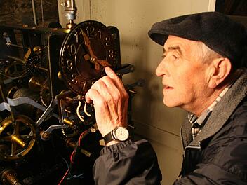 Reinhold Hohner sorgt dafür, dass die Pressecker Kirchturmuhr ab Sonntag die Winterzeit anzeigt. Fotos: Sonja Adam/Matthias Beetz