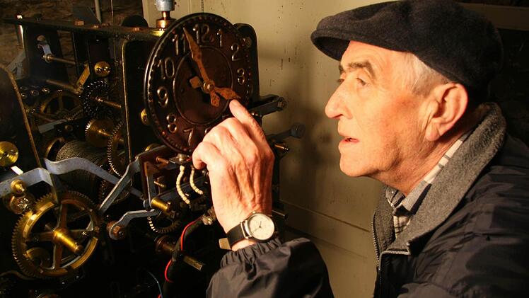 Reinhold Hohner sorgt dafür, dass die Pressecker Kirchturmuhr ab Sonntag die Winterzeit anzeigt. Fotos: Sonja Adam/Matthias Beetz