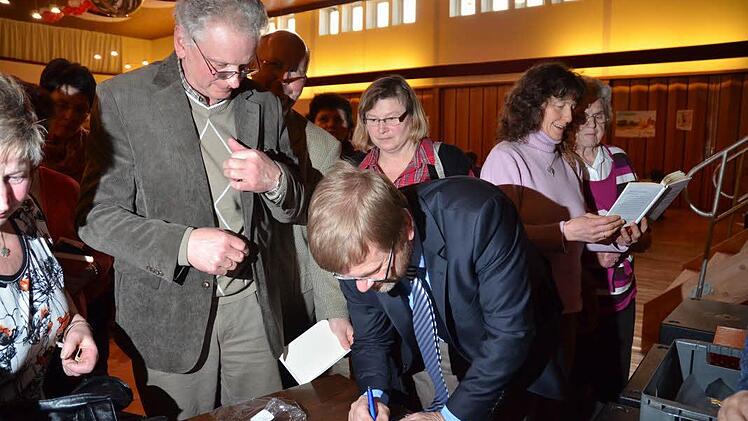 Die Bücher des Autors Josef Epp fanden reißenden Absatz beim Landfrauentag und jedes Buch erhielt eine persönliche Signatur. Foto: eh