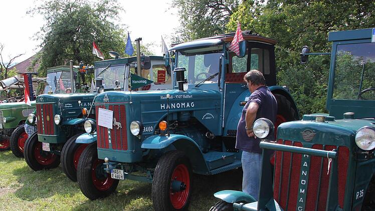 Mehrere Hanomag waren am Gemeindehaus zu sehen. Fotos: Ralf Kestel/Janina Reuter